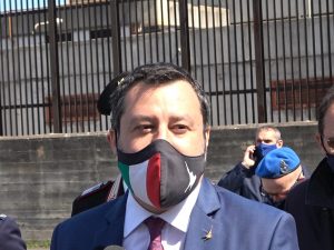 Matteo Salvini fuori dall’aula bunker di Catania