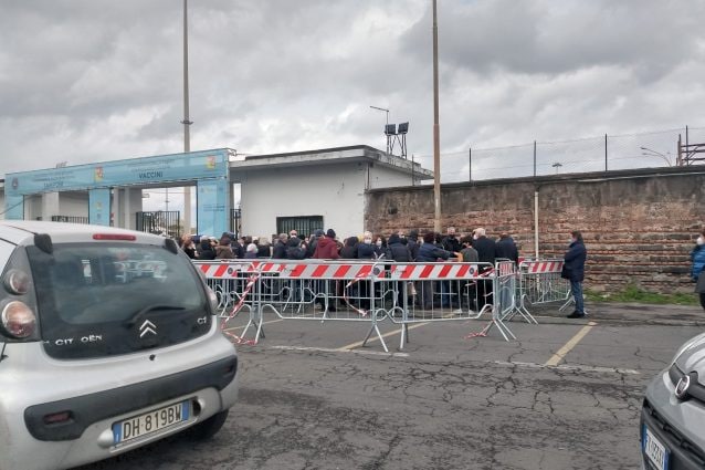 Code al centro vaccinale di Catania
