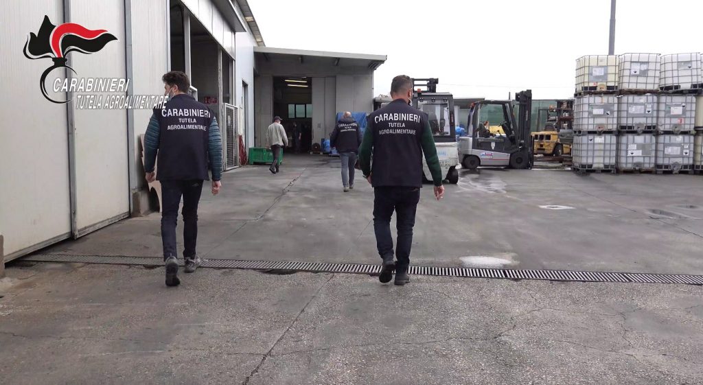 I carabinieri all’interno dello stabilimento della Petti (foto Carabinieri)