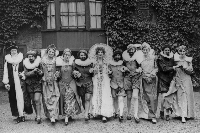 Studenti di recitazione in costumi elisabettiani. Circa 1940