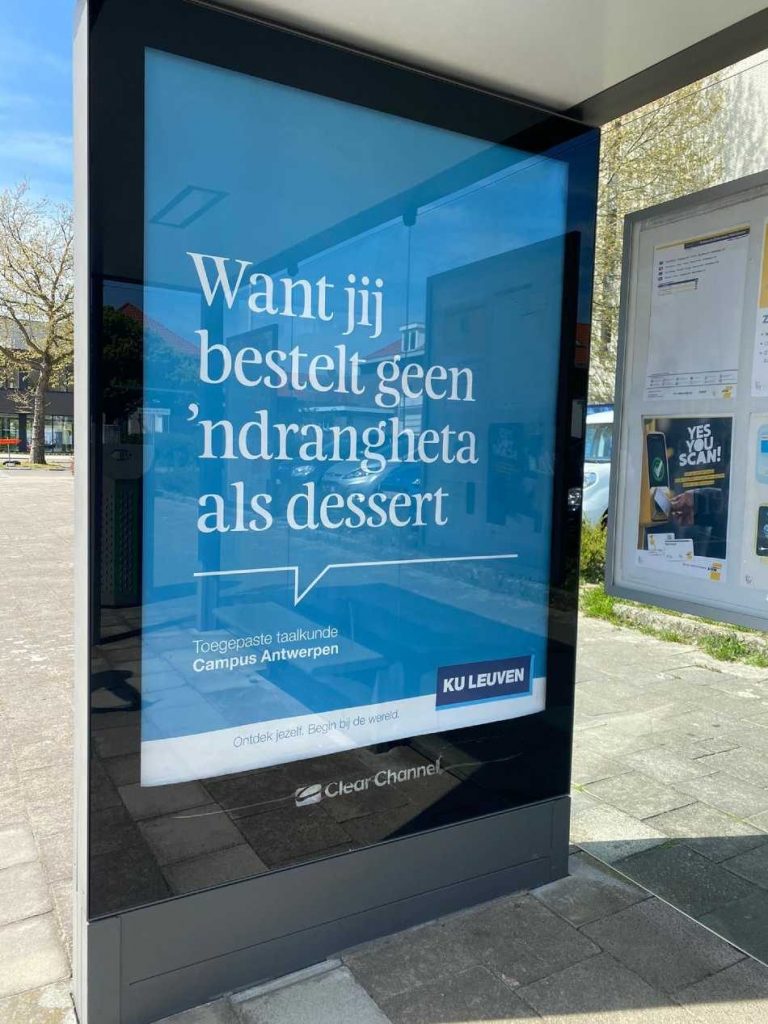 Il cartellone pubblicitario in Belgio dell’Università di Lovanio (foto Fanpage.it)