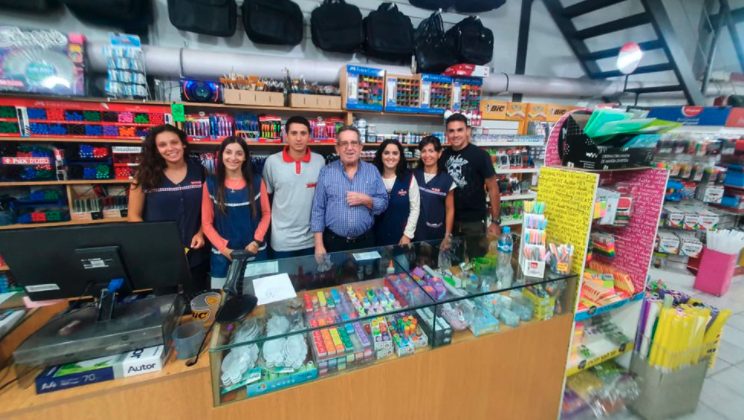 Un’immagine del 2020 del vecchio proprietario, Dino Casado, con i dipendenti della sua libreria. Prima della quarantena, l’uomo di 74 anni andava a lavorare ancora ogni giorno.