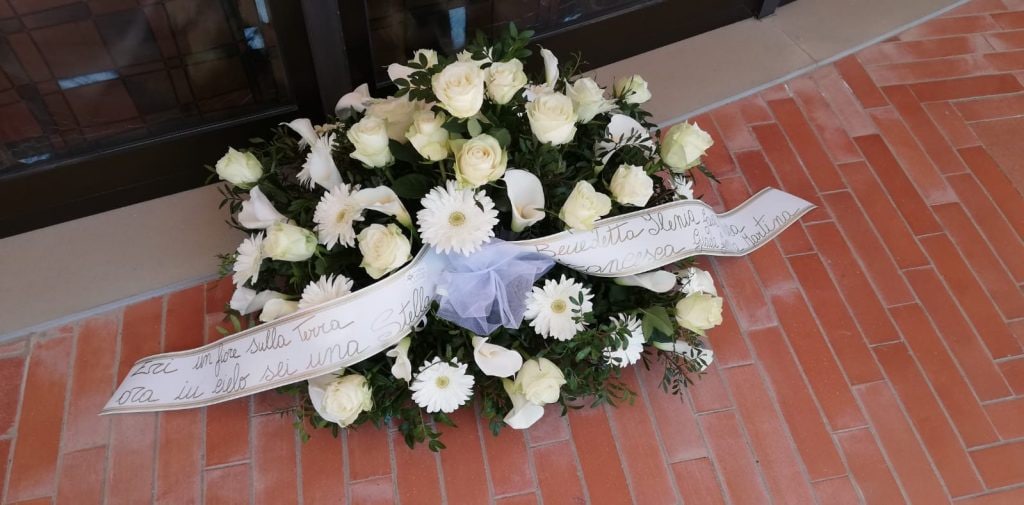 I fiori lasciati per Luana D’Orazio