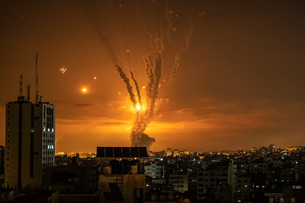 Gaza, colpito il grattacielo di Al-Jazeera e Associated Press