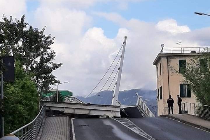 Il ponte crollato a La Spezia (foto Facebook)