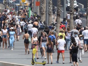 Israele, la gente in giro senza mascherina