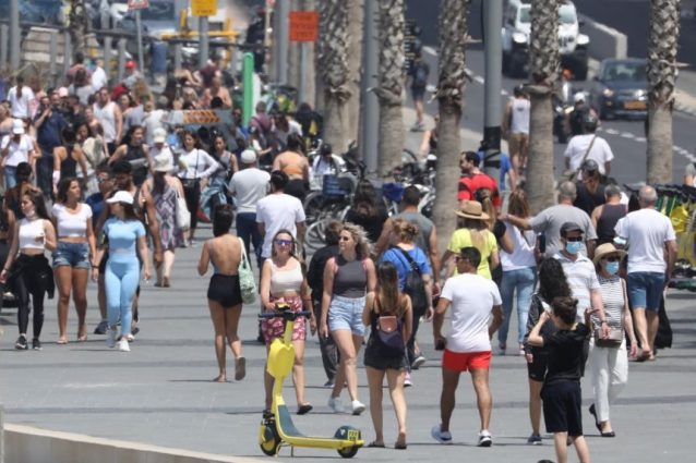 Israele, la gente in giro senza mascherina