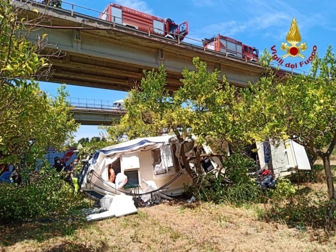 La barca caduta dal viadotto