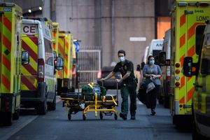 Nel Regno Unito gli ospedali stanno cancellando le operazioni per colpa della nuova ondata di Covid