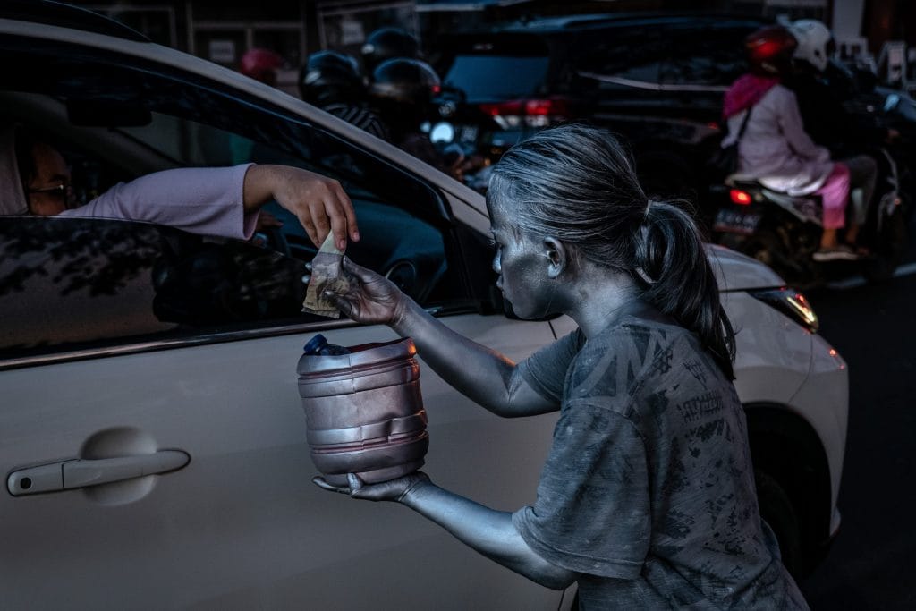 Bambini chiedono l’elemosina in Indonesia