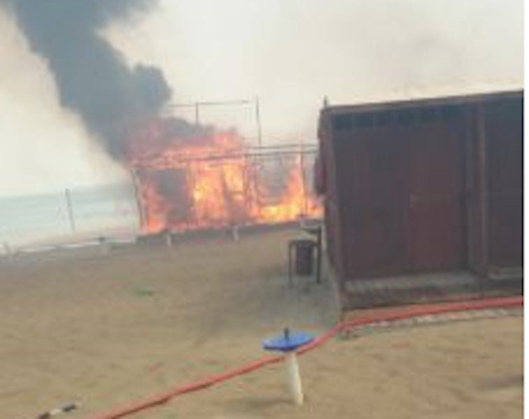 Catania. Uno stabilimento sul lungomare della Plaia è stato distrutto da un rogo