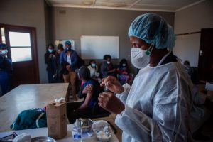 “Date i vaccini ai Paesi poveri invece di fare le terze dosi”: l'appello dell'Oms ai Paesi ricchi