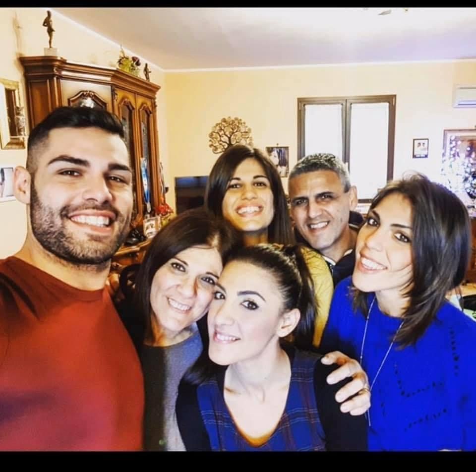 Luigi Busà con tutta la sua famiglia