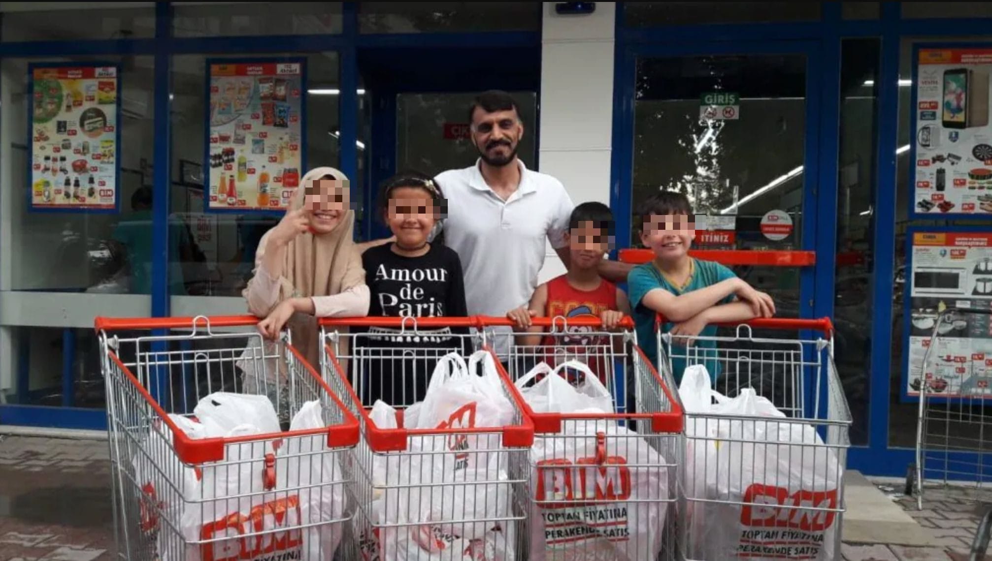 Anas Al Mustafa a Konya (Turchia) insieme a dei bambini siriani rifugiati