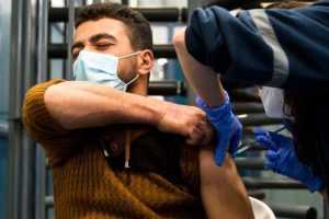 Vaccino, tra 16 e 19 anni oltre il 70% dei giovani ha già ricevuto una dose: il report del governo