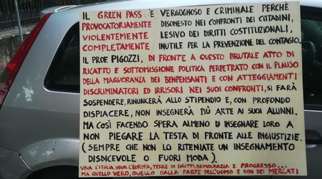 Il cartello del prof no vax