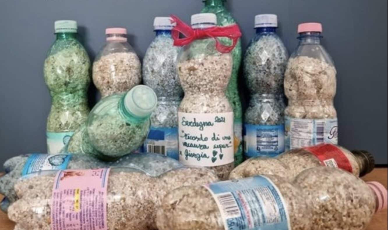 Le bottiglie sequestrate contenenti la sabbia dell’area marina protetta di Sinis. Fonte Facebook "Sardegna rubata e depredata"
