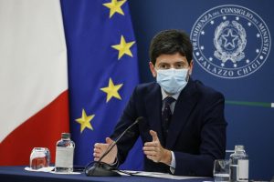 Obbligo vaccinale, Speranza: "Non ci precludiamo possibilità, Covid è ancora nemico insidioso"
