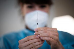 Vaccini, come funzionerà la terza dose per tutti