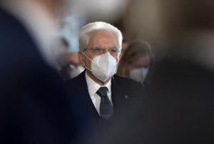 Mattarella bacchetta i No Vax: "Insensate teorie contro la scienza non possono prevalere"