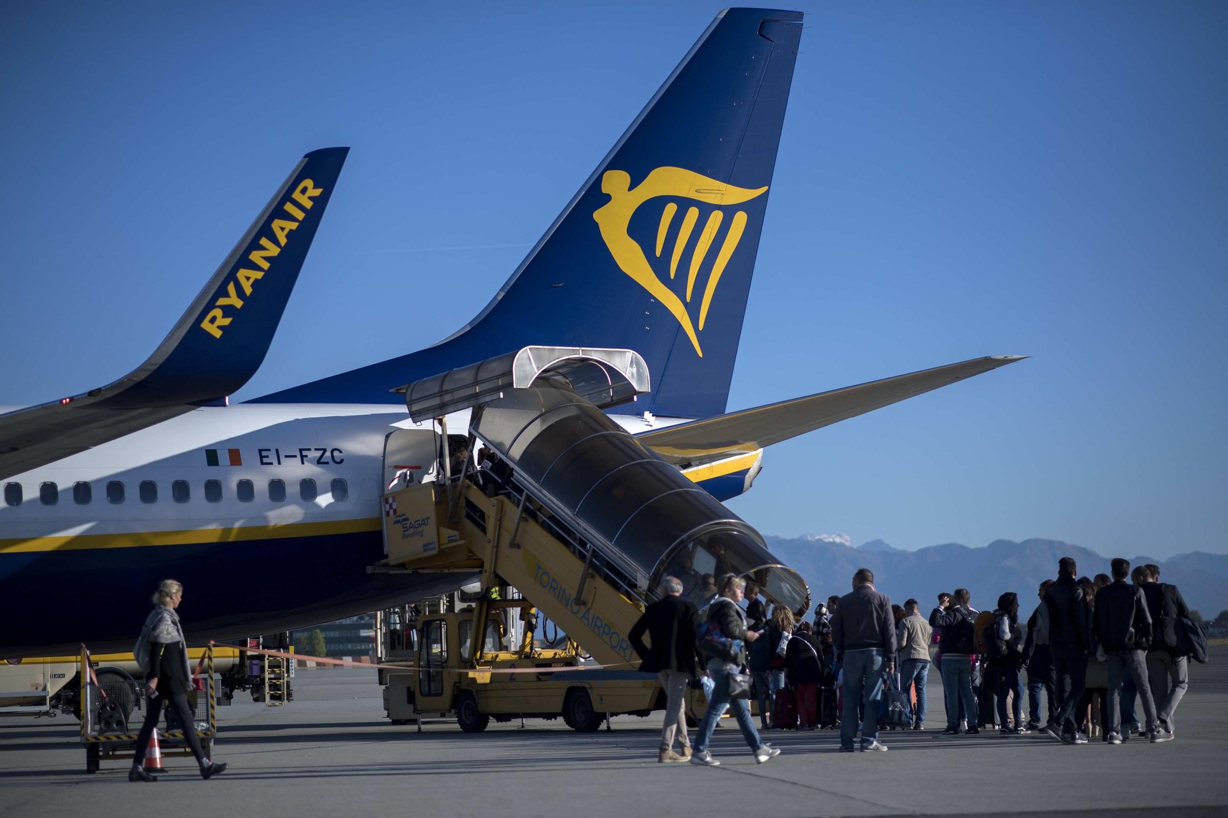 Aereo Ryanair perde una ruota e rotola in pista: paura all'aeroporto di Lanzarote