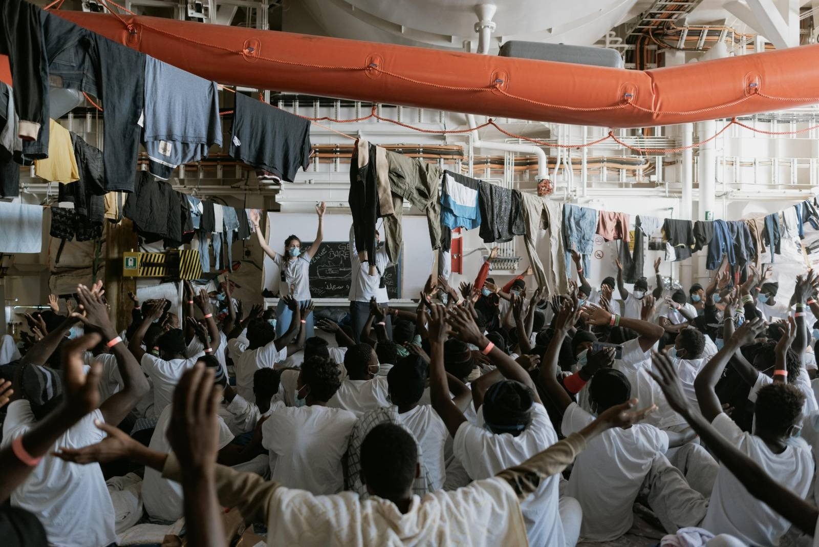 I migranti a bordo della nave Geo Barents – Foto da Twitter MSF Sea
