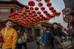 Casi Covid in aumento in Cina, 133 contagi in 11 province: saltano le maratone di Pechino e Wuhan