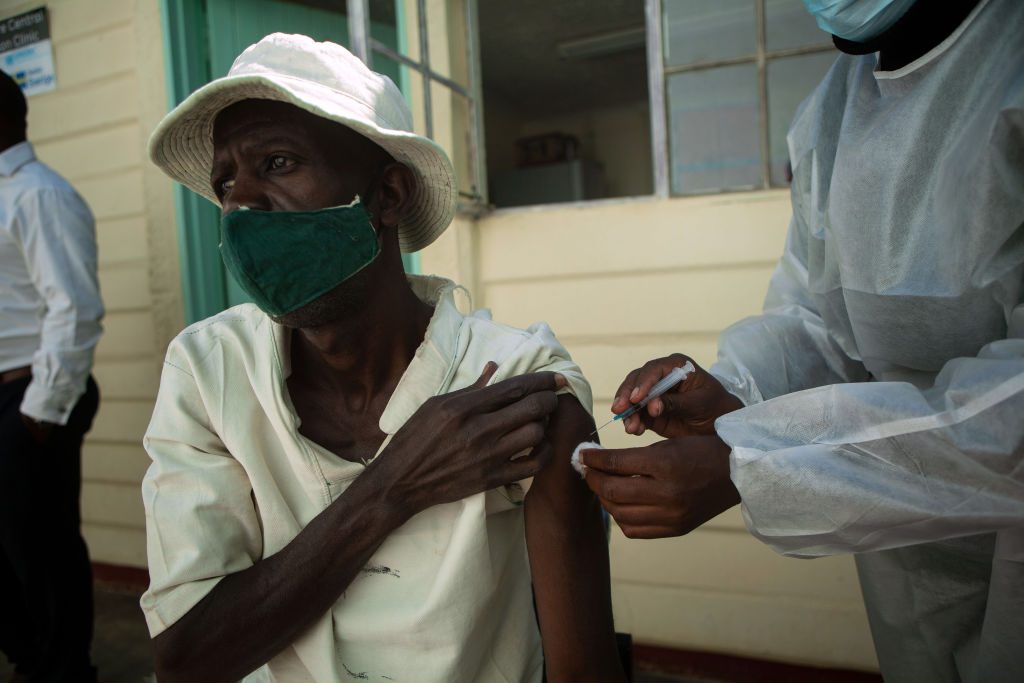 Somministrazione dei vaccini nello Zimbabwe (Getty)