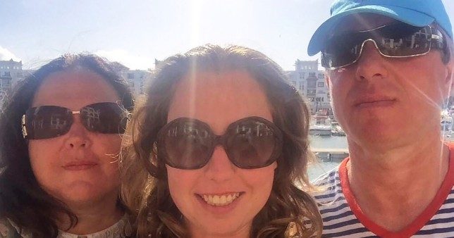 Sergey Burenkov, 60 anni (a destra), la moglie Natalya Burenkova, 58 (a sinistra) e la figlia Katya, 31 (al centro)
