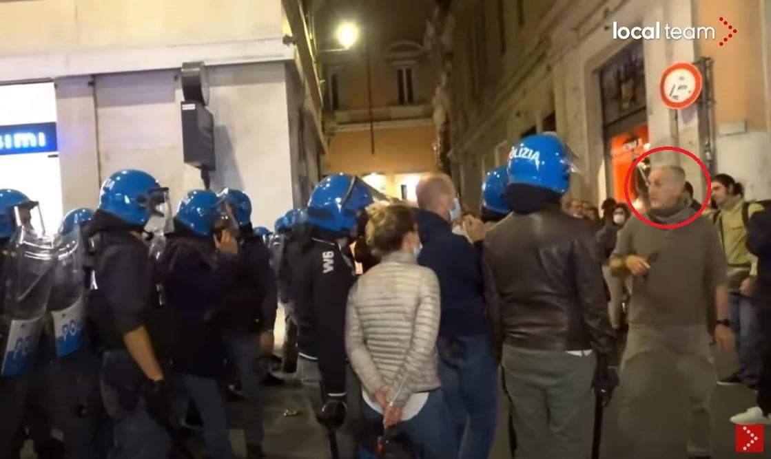 Luigi Aronica, ex Nar, mentre parla con alcuni poliziotti dopo l’assalto alla sede della CGIL