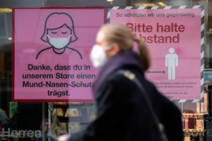 Mascherine al chiuso in autunno: in Germania ci pensano (e in Italia qualcuno comincia a parlarne)