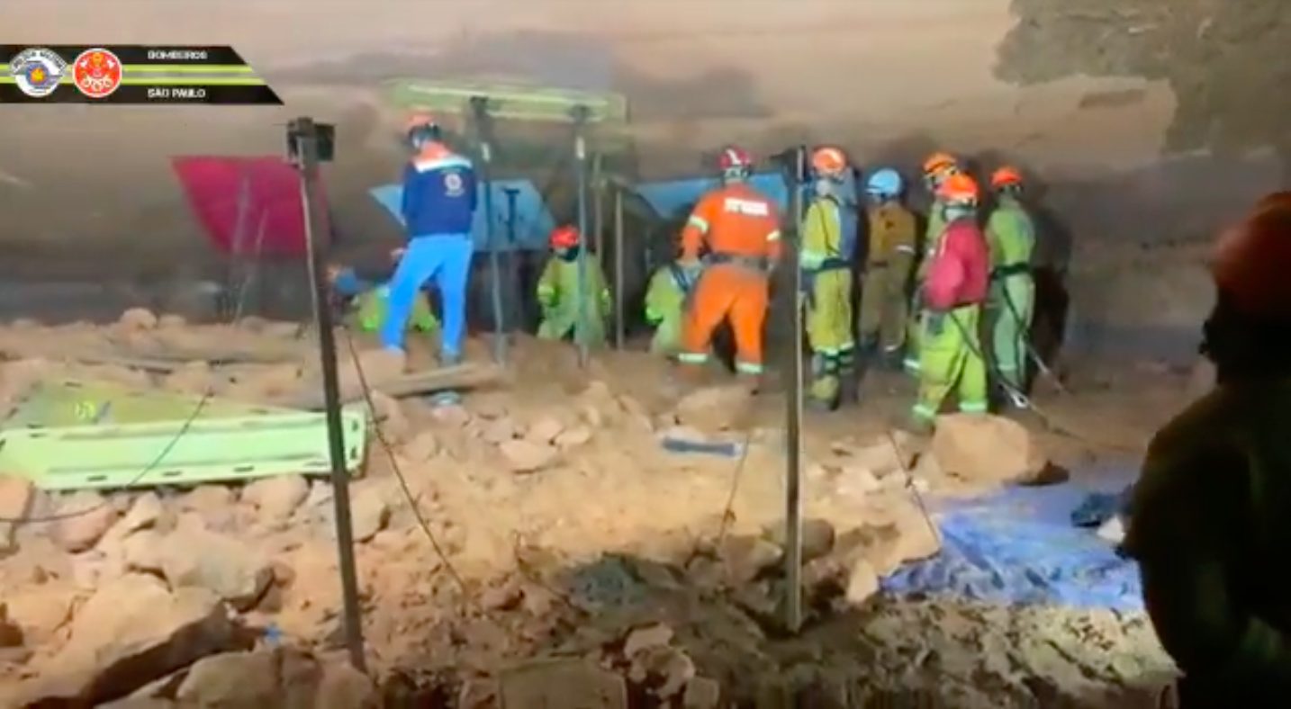 I vigili del fuoco al lavoro nella grotta per liberare i colleghi (via social)