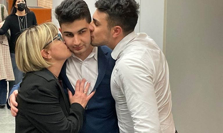 Alex con la mamma e il fratello dopo la sentenza