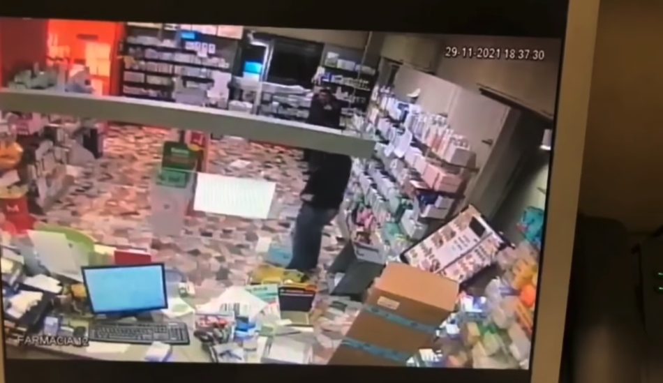 Un frame della rapina in farmacia a Torino