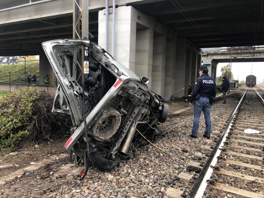 Il pulmino travolto dal treno