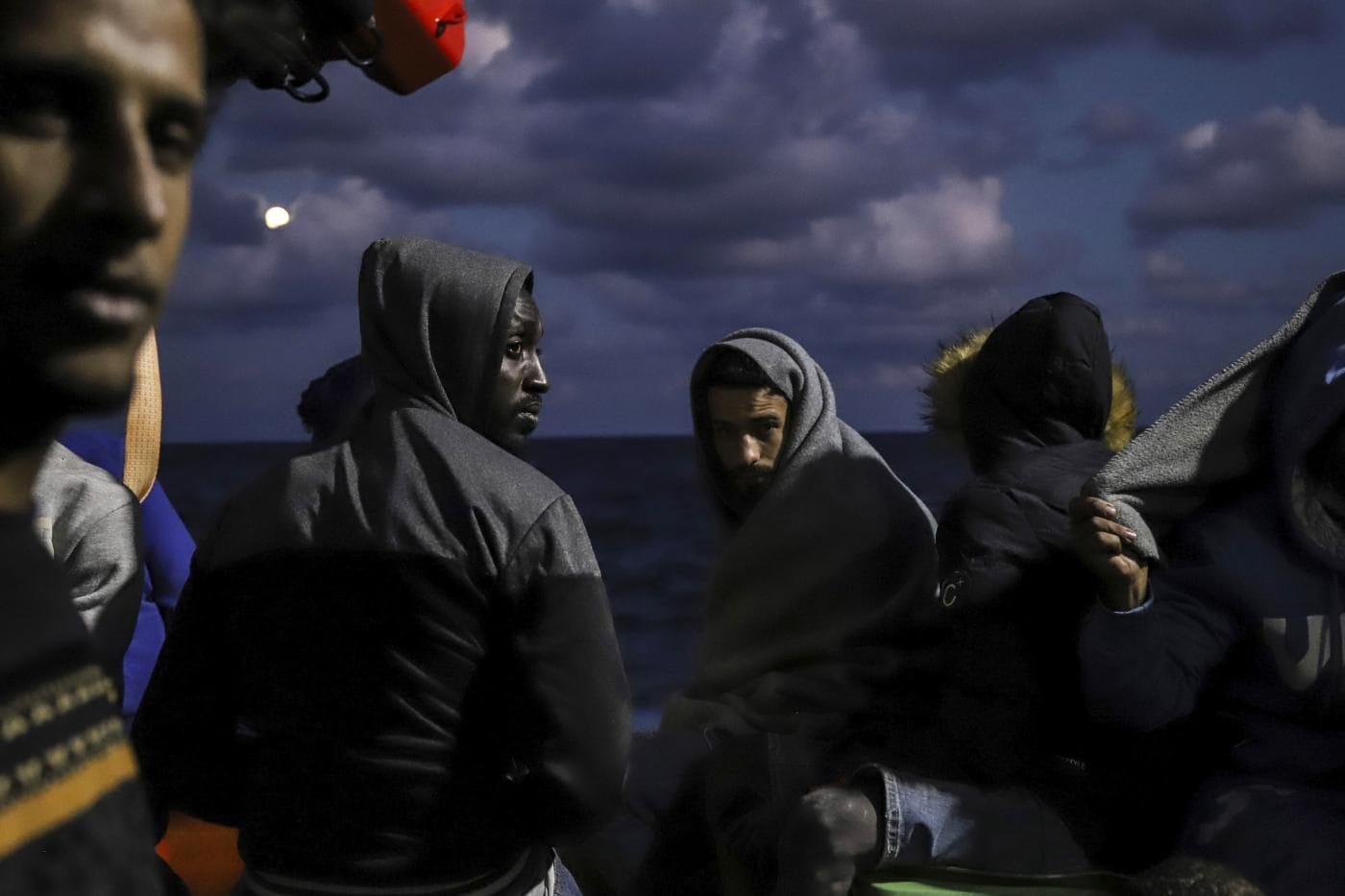 Naufraghi a bordo della Sea Watch 3 dopo essere stati soccorsi in mare, immagine di repertorio