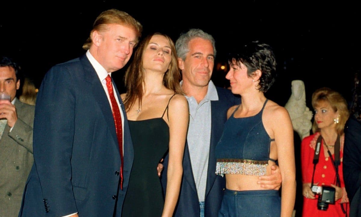 Donald Trump e la fidanzata dell’epoca Melania Knauss, Jeffrey Epstein e Ghislaine Maxwell a Palm Beach, Florida, nel 2000