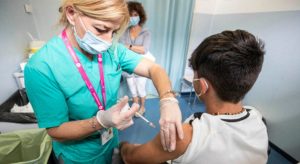 In Italia 64mila casi Covid tra bimbi di 6-11 anni in 7 giorni, i pediatri: "Vaccini anche a scuola"