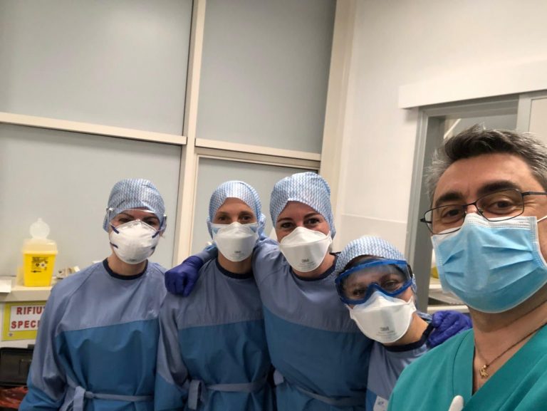 Il dottor Gnudi con alcuni colleghi in una foto pubblicata su Facebook