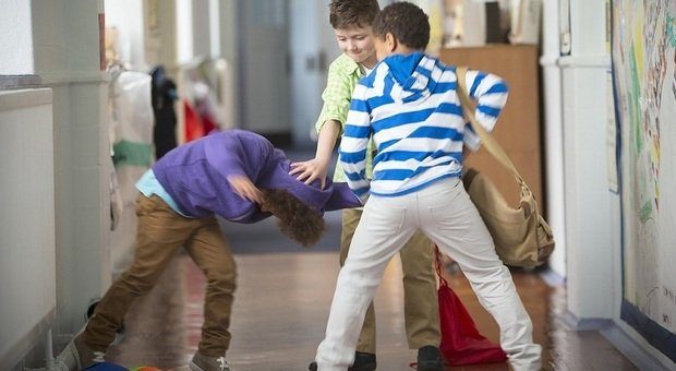 Bimbo bullo a 8 anni: picchia tutti in classe, i genitori degli altri alunni non li mandano più a scuola