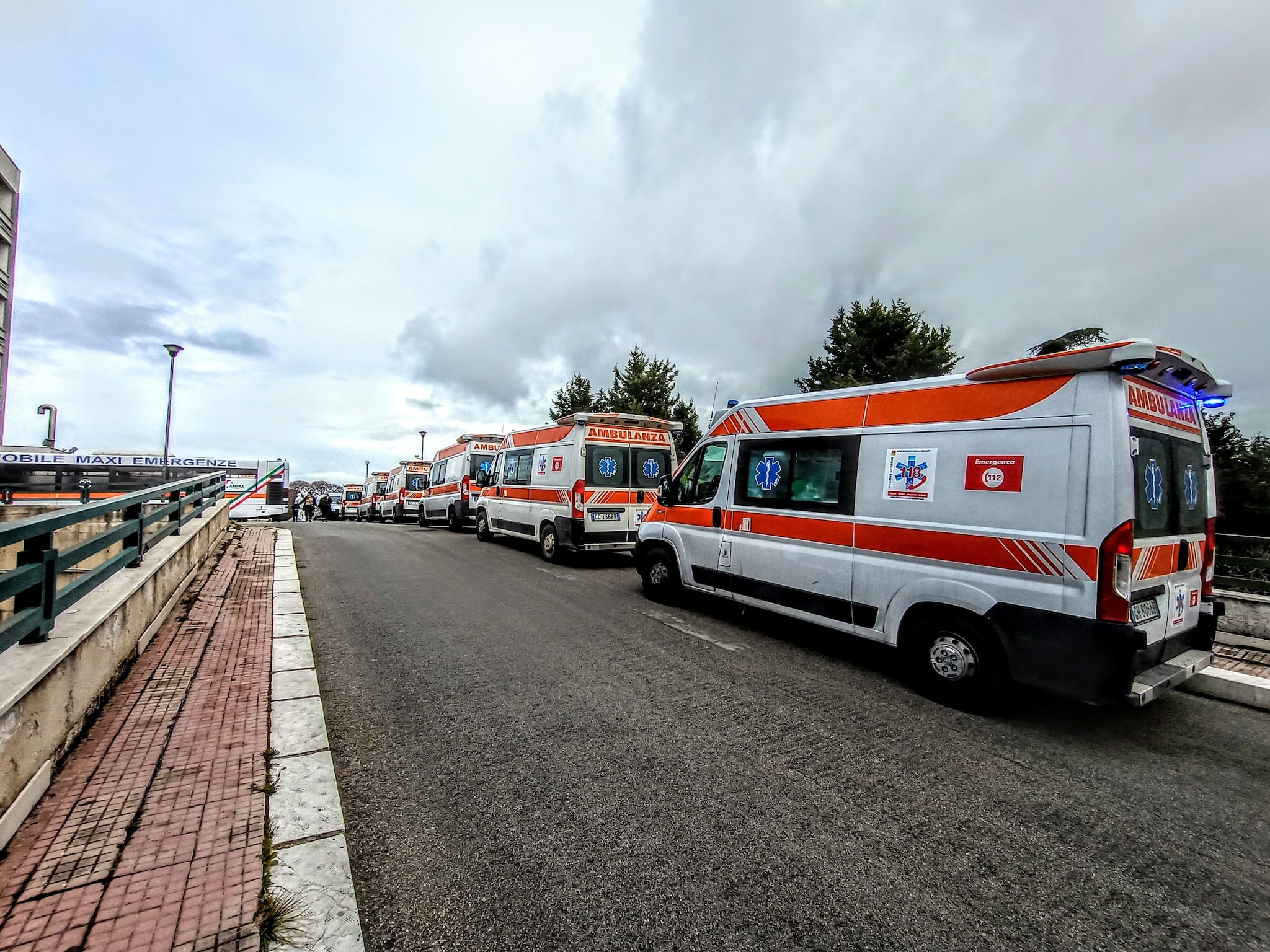 Fila di ambulanze all’ospedale Cervello di Palermo