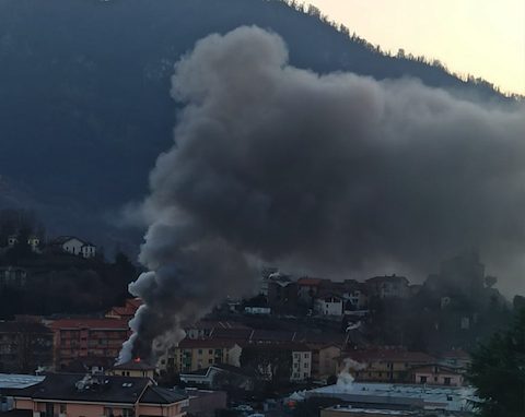 Vercelli, incendio in una casa a Borgosesia: muore tra le fiamme una donna invalida