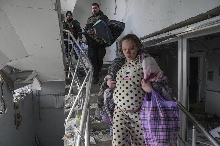 Marianna Pidhurska, la donna ferita ma viva dopo il bombardamento dell'ospedale di Mariupol (Ucraina)