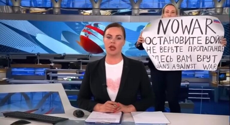 L'intervento in diretta di Marina Ovsyannikova durante il telegiornale.
