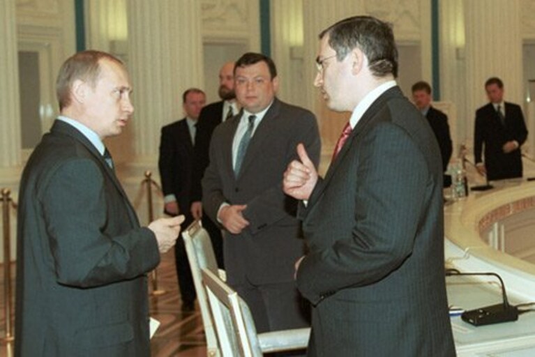 Vladimir Putin (a sx) e Michail Borisovič Chodorkovskij (a dx) al Cremlino il 31 maggio 2001. (Foto dal sito ufficiale del Cremlino)