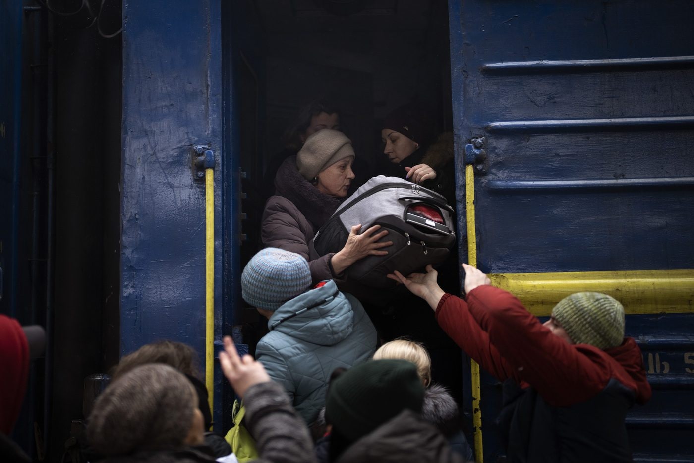 Civili in fuga da Kiev (La Presse)