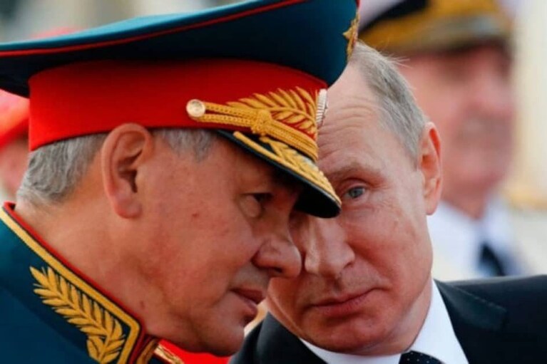 Il ministro della Difesa russo Shoigu e Putin.