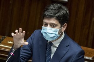 Speranza: "Medici e sanitari assunti a tempo determinato per il Covid saranno stabilizzati"