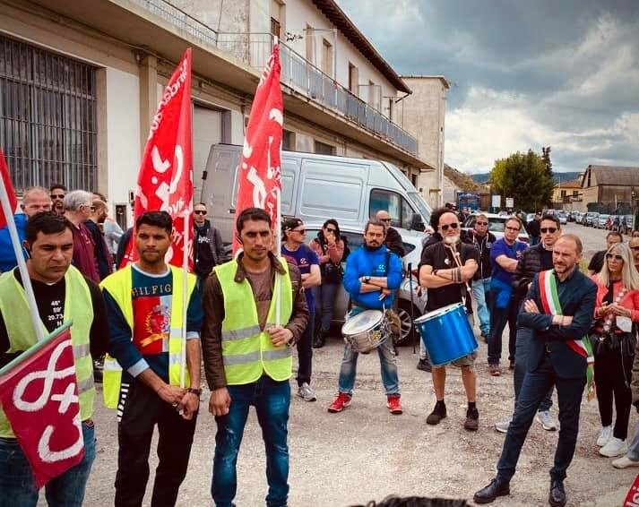 Il sindaco di Campi Bisenzio Emiliano Fossi e gli operai licenziati