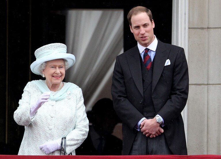 La Regina Elisabetta II e il principe William dal balcone di Buckingham Palace nel 2012 (Getty).